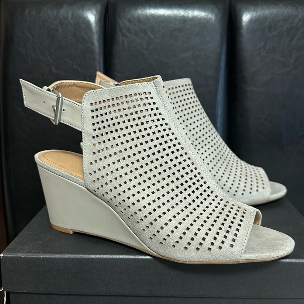 Tahari wedges sandals size 9.5